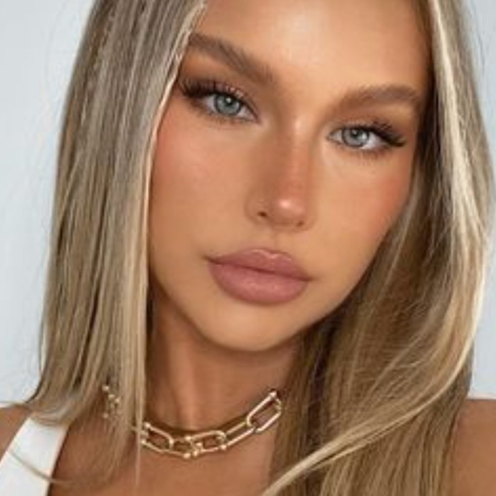 Meet your Posher, Adriana!